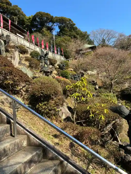 建長寺 半僧坊の{uncategorized: "未分類", other: "その他", undefined: "問題あり", building: "その他建物", grave: "お墓", sacred_gate: "鳥居", guardian: "狛犬", statue: "像", buddha: "仏像", history: "歴史", nature: "自然", garden: "庭園", animal: "動物", pagoda: "塔", temizu: "手水舎", mountain_gate: "山門・神門", sanctuary: "本殿・本堂", subordinate: "末社・摂社", art: "芸術", scenery: "景色", jizo: "地蔵", ema: "絵馬", goshuin: "御朱印", omikuji: "おみくじ", items: "授与品その他", amulet: "お守り", goshuincho: "御朱印帳", eats: "食事", festival: "お祭り", votive_dance: "神楽", shichigosan: "七五三参", wedding: "結婚式", experience: "体験その他", initially: "初詣", around: "周辺", anti_infection: "感染症対策"}