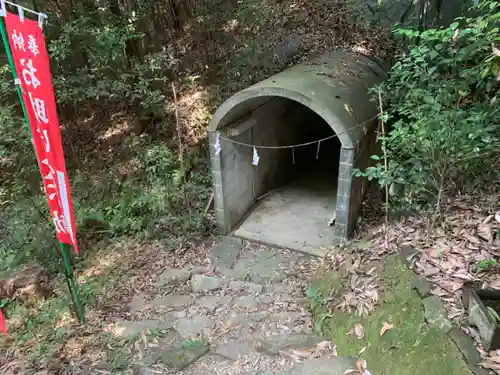 岩崎御嶽社の山門