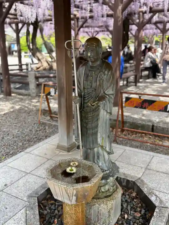 西新井大師総持寺の{uncategorized: "未分類", other: "その他", undefined: "問題あり", building: "その他建物", grave: "お墓", sacred_gate: "鳥居", guardian: "狛犬", statue: "像", buddha: "仏像", history: "歴史", nature: "自然", garden: "庭園", animal: "動物", pagoda: "塔", temizu: "手水舎", mountain_gate: "山門・神門", sanctuary: "本殿・本堂", subordinate: "末社・摂社", art: "芸術", scenery: "景色", jizo: "地蔵", ema: "絵馬", goshuin: "御朱印", omikuji: "おみくじ", items: "授与品その他", amulet: "お守り", goshuincho: "御朱印帳", eats: "食事", festival: "お祭り", votive_dance: "神楽", shichigosan: "七五三参", wedding: "結婚式", experience: "体験その他", initially: "初詣", around: "周辺", anti_infection: "感染症対策"}