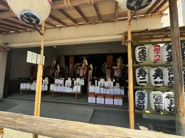 浅草神社の{uncategorized: "未分類", other: "その他", undefined: "問題あり", building: "その他建物", grave: "お墓", sacred_gate: "鳥居", guardian: "狛犬", statue: "像", buddha: "仏像", history: "歴史", nature: "自然", garden: "庭園", animal: "動物", pagoda: "塔", temizu: "手水舎", mountain_gate: "山門・神門", sanctuary: "本殿・本堂", subordinate: "末社・摂社", art: "芸術", scenery: "景色", jizo: "地蔵", ema: "絵馬", goshuin: "御朱印", omikuji: "おみくじ", items: "授与品その他", amulet: "お守り", goshuincho: "御朱印帳", eats: "食事", festival: "お祭り", votive_dance: "神楽", shichigosan: "七五三参", wedding: "結婚式", experience: "体験その他", initially: "初詣", around: "周辺", anti_infection: "感染症対策"}