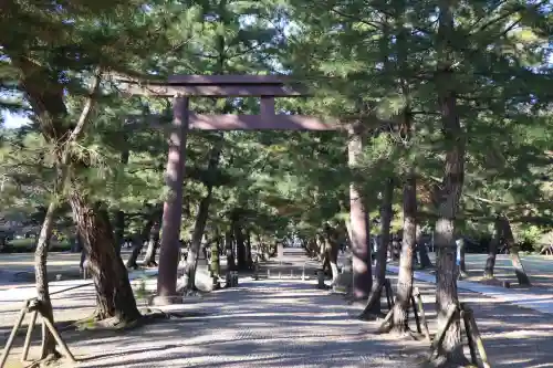 出雲大社の{uncategorized: "未分類", other: "その他", undefined: "問題あり", building: "その他建物", grave: "お墓", sacred_gate: "鳥居", guardian: "狛犬", statue: "像", buddha: "仏像", history: "歴史", nature: "自然", garden: "庭園", animal: "動物", pagoda: "塔", temizu: "手水舎", mountain_gate: "山門・神門", sanctuary: "本殿・本堂", subordinate: "末社・摂社", art: "芸術", scenery: "景色", jizo: "地蔵", ema: "絵馬", goshuin: "御朱印", omikuji: "おみくじ", items: "授与品その他", amulet: "お守り", goshuincho: "御朱印帳", eats: "食事", festival: "お祭り", votive_dance: "神楽", shichigosan: "七五三参", wedding: "結婚式", experience: "体験その他", initially: "初詣", around: "周辺", anti_infection: "感染症対策"}