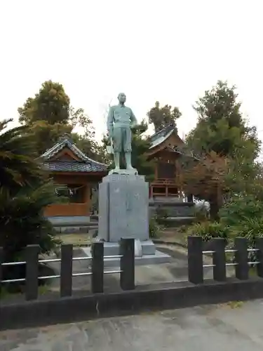 松田神社の像