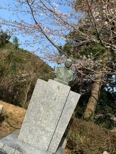 万倉護国神社の像