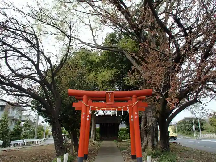 稲荷大明神の鳥居