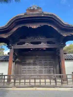 大徳寺の{uncategorized: "未分類", other: "その他", undefined: "問題あり", building: "その他建物", grave: "お墓", sacred_gate: "鳥居", guardian: "狛犬", statue: "像", buddha: "仏像", history: "歴史", nature: "自然", garden: "庭園", animal: "動物", pagoda: "塔", temizu: "手水舎", mountain_gate: "山門・神門", sanctuary: "本殿・本堂", subordinate: "末社・摂社", art: "芸術", scenery: "景色", jizo: "地蔵", ema: "絵馬", goshuin: "御朱印", omikuji: "おみくじ", items: "授与品その他", amulet: "お守り", goshuincho: "御朱印帳", eats: "食事", festival: "お祭り", votive_dance: "神楽", shichigosan: "七五三参", wedding: "結婚式", experience: "体験その他", initially: "初詣", around: "周辺", anti_infection: "感染症対策"}