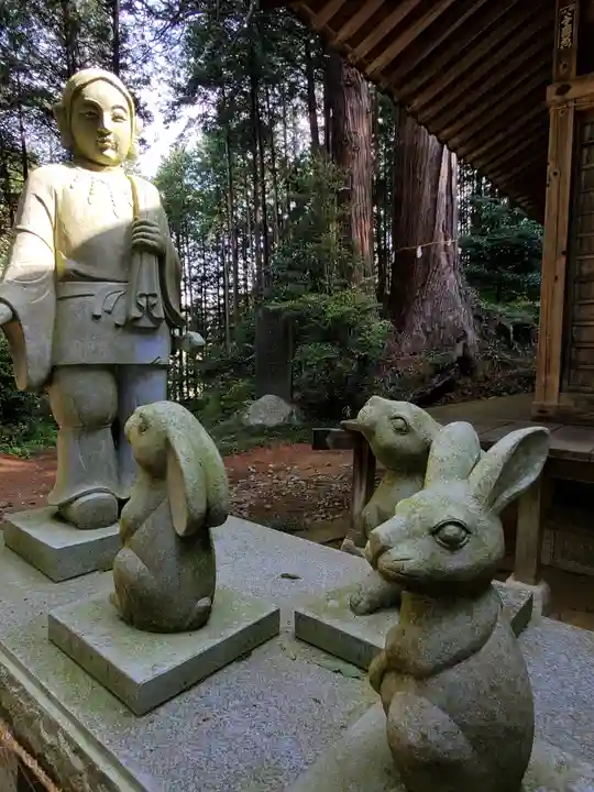 示現神社の像