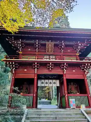 御岩神社の山門・神門