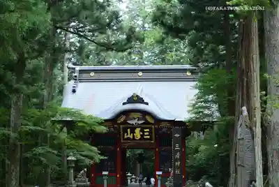 三峯神社の山門・神門