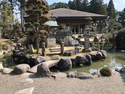 苗村神社の庭園