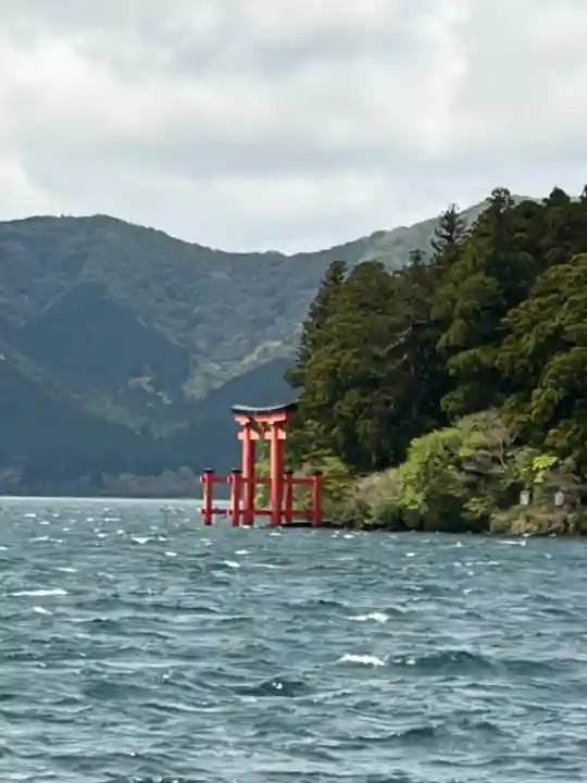 箱根神社の{uncategorized: "未分類", other: "その他", undefined: "問題あり", building: "その他建物", grave: "お墓", sacred_gate: "鳥居", guardian: "狛犬", statue: "像", buddha: "仏像", history: "歴史", nature: "自然", garden: "庭園", animal: "動物", pagoda: "塔", temizu: "手水舎", mountain_gate: "山門・神門", sanctuary: "本殿・本堂", subordinate: "末社・摂社", art: "芸術", scenery: "景色", jizo: "地蔵", ema: "絵馬", goshuin: "御朱印", omikuji: "おみくじ", items: "授与品その他", amulet: "お守り", goshuincho: "御朱印帳", eats: "食事", festival: "お祭り", votive_dance: "神楽", shichigosan: "七五三参", wedding: "結婚式", experience: "体験その他", initially: "初詣", around: "周辺", anti_infection: "感染症対策"}