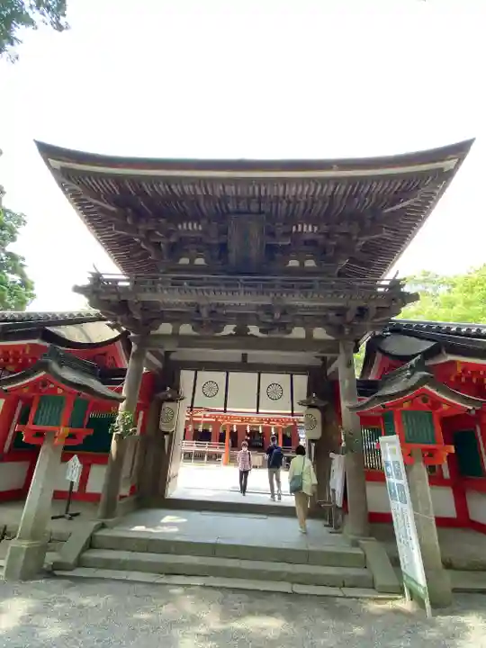 石上神宮の山門・神門