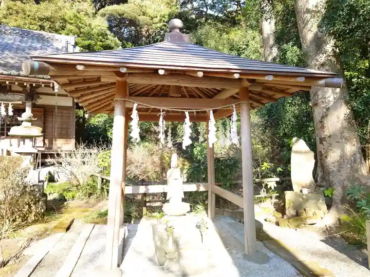 蛇苦止明神(蛇苦止堂)の{uncategorized: "未分類", other: "その他", undefined: "問題あり", building: "その他建物", grave: "お墓", sacred_gate: "鳥居", guardian: "狛犬", statue: "像", buddha: "仏像", history: "歴史", nature: "自然", garden: "庭園", animal: "動物", pagoda: "塔", temizu: "手水舎", mountain_gate: "山門・神門", sanctuary: "本殿・本堂", subordinate: "末社・摂社", art: "芸術", scenery: "景色", jizo: "地蔵", ema: "絵馬", goshuin: "御朱印", omikuji: "おみくじ", items: "授与品その他", amulet: "お守り", goshuincho: "御朱印帳", eats: "食事", festival: "お祭り", votive_dance: "神楽", shichigosan: "七五三参", wedding: "結婚式", experience: "体験その他", initially: "初詣", around: "周辺", anti_infection: "感染症対策"}