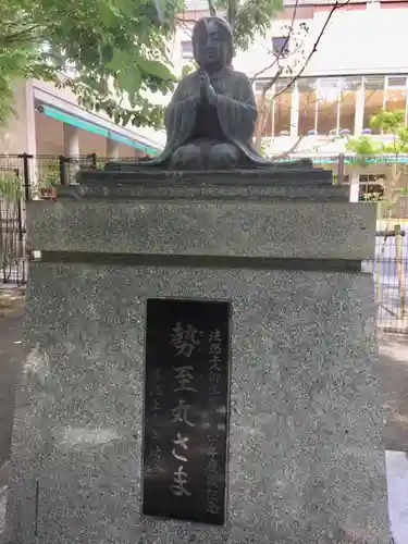 霊巌寺の像