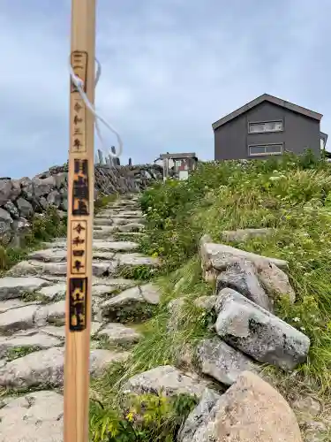 月山神社本宮の{uncategorized: "未分類", other: "その他", undefined: "問題あり", building: "その他建物", grave: "お墓", sacred_gate: "鳥居", guardian: "狛犬", statue: "像", buddha: "仏像", history: "歴史", nature: "自然", garden: "庭園", animal: "動物", pagoda: "塔", temizu: "手水舎", mountain_gate: "山門・神門", sanctuary: "本殿・本堂", subordinate: "末社・摂社", art: "芸術", scenery: "景色", jizo: "地蔵", ema: "絵馬", goshuin: "御朱印", omikuji: "おみくじ", items: "授与品その他", amulet: "お守り", goshuincho: "御朱印帳", eats: "食事", festival: "お祭り", votive_dance: "神楽", shichigosan: "七五三参", wedding: "結婚式", experience: "体験その他", initially: "初詣", around: "周辺", anti_infection: "感染症対策"}