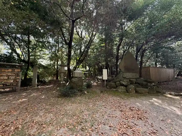 本居宣長ノ宮の{uncategorized: "未分類", other: "その他", undefined: "問題あり", building: "その他建物", grave: "お墓", sacred_gate: "鳥居", guardian: "狛犬", statue: "像", buddha: "仏像", history: "歴史", nature: "自然", garden: "庭園", animal: "動物", pagoda: "塔", temizu: "手水舎", mountain_gate: "山門・神門", sanctuary: "本殿・本堂", subordinate: "末社・摂社", art: "芸術", scenery: "景色", jizo: "地蔵", ema: "絵馬", goshuin: "御朱印", omikuji: "おみくじ", items: "授与品その他", amulet: "お守り", goshuincho: "御朱印帳", eats: "食事", festival: "お祭り", votive_dance: "神楽", shichigosan: "七五三参", wedding: "結婚式", experience: "体験その他", initially: "初詣", around: "周辺", anti_infection: "感染症対策"}