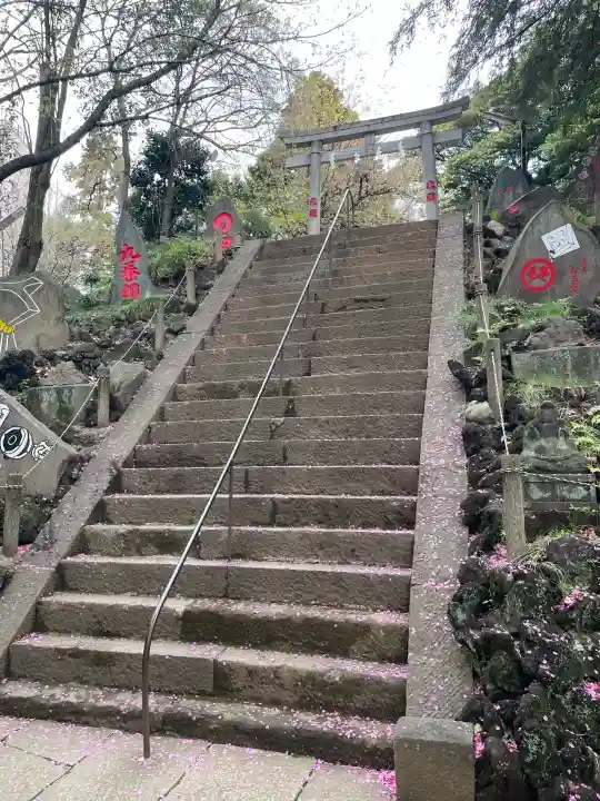 駒込富士神社の{uncategorized: "未分類", other: "その他", undefined: "問題あり", building: "その他建物", grave: "お墓", sacred_gate: "鳥居", guardian: "狛犬", statue: "像", buddha: "仏像", history: "歴史", nature: "自然", garden: "庭園", animal: "動物", pagoda: "塔", temizu: "手水舎", mountain_gate: "山門・神門", sanctuary: "本殿・本堂", subordinate: "末社・摂社", art: "芸術", scenery: "景色", jizo: "地蔵", ema: "絵馬", goshuin: "御朱印", omikuji: "おみくじ", items: "授与品その他", amulet: "お守り", goshuincho: "御朱印帳", eats: "食事", festival: "お祭り", votive_dance: "神楽", shichigosan: "七五三参", wedding: "結婚式", experience: "体験その他", initially: "初詣", around: "周辺", anti_infection: "感染症対策"}