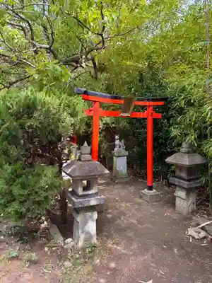 回生稲荷大明神の鳥居