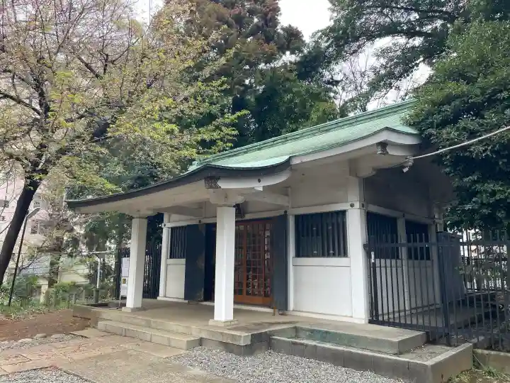 駒込富士神社の{uncategorized: "未分類", other: "その他", undefined: "問題あり", building: "その他建物", grave: "お墓", sacred_gate: "鳥居", guardian: "狛犬", statue: "像", buddha: "仏像", history: "歴史", nature: "自然", garden: "庭園", animal: "動物", pagoda: "塔", temizu: "手水舎", mountain_gate: "山門・神門", sanctuary: "本殿・本堂", subordinate: "末社・摂社", art: "芸術", scenery: "景色", jizo: "地蔵", ema: "絵馬", goshuin: "御朱印", omikuji: "おみくじ", items: "授与品その他", amulet: "お守り", goshuincho: "御朱印帳", eats: "食事", festival: "お祭り", votive_dance: "神楽", shichigosan: "七五三参", wedding: "結婚式", experience: "体験その他", initially: "初詣", around: "周辺", anti_infection: "感染症対策"}