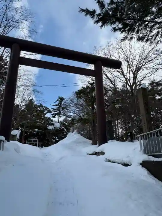 北広島市総鎮守 廣島神社の{uncategorized: "未分類", other: "その他", undefined: "問題あり", building: "その他建物", grave: "お墓", sacred_gate: "鳥居", guardian: "狛犬", statue: "像", buddha: "仏像", history: "歴史", nature: "自然", garden: "庭園", animal: "動物", pagoda: "塔", temizu: "手水舎", mountain_gate: "山門・神門", sanctuary: "本殿・本堂", subordinate: "末社・摂社", art: "芸術", scenery: "景色", jizo: "地蔵", ema: "絵馬", goshuin: "御朱印", omikuji: "おみくじ", items: "授与品その他", amulet: "お守り", goshuincho: "御朱印帳", eats: "食事", festival: "お祭り", votive_dance: "神楽", shichigosan: "七五三参", wedding: "結婚式", experience: "体験その他", initially: "初詣", around: "周辺", anti_infection: "感染症対策"}