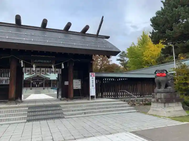 札幌護國神社の山門・神門