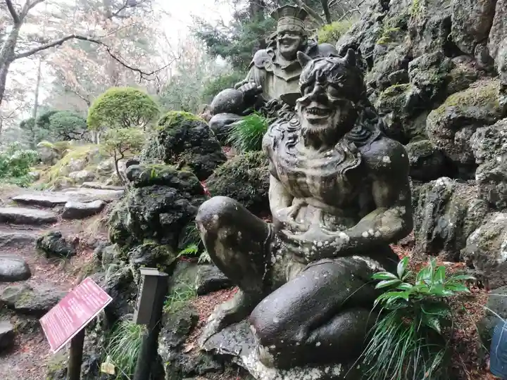 洞窟観音・徳明園・山徳記念館の像