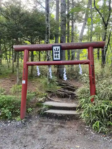 新屋山神社奥宮(山梨県)