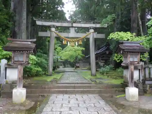 雄山神社中宮祈願殿の鳥居