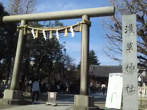 浅草神社の鳥居