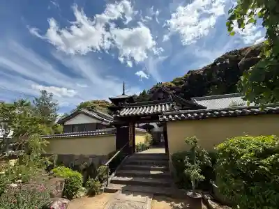 當麻寺西南院の{uncategorized: "未分類", other: "その他", undefined: "問題あり", building: "その他建物", grave: "お墓", sacred_gate: "鳥居", guardian: "狛犬", statue: "像", buddha: "仏像", history: "歴史", nature: "自然", garden: "庭園", animal: "動物", pagoda: "塔", temizu: "手水舎", mountain_gate: "山門・神門", sanctuary: "本殿・本堂", subordinate: "末社・摂社", art: "芸術", scenery: "景色", jizo: "地蔵", ema: "絵馬", goshuin: "御朱印", omikuji: "おみくじ", items: "授与品その他", amulet: "お守り", goshuincho: "御朱印帳", eats: "食事", festival: "お祭り", votive_dance: "神楽", shichigosan: "七五三参", wedding: "結婚式", experience: "体験その他", initially: "初詣", around: "周辺", anti_infection: "感染症対策"}