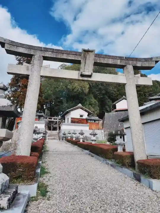 國津神社の{uncategorized: "未分類", other: "その他", undefined: "問題あり", building: "その他建物", grave: "お墓", sacred_gate: "鳥居", guardian: "狛犬", statue: "像", buddha: "仏像", history: "歴史", nature: "自然", garden: "庭園", animal: "動物", pagoda: "塔", temizu: "手水舎", mountain_gate: "山門・神門", sanctuary: "本殿・本堂", subordinate: "末社・摂社", art: "芸術", scenery: "景色", jizo: "地蔵", ema: "絵馬", goshuin: "御朱印", omikuji: "おみくじ", items: "授与品その他", amulet: "お守り", goshuincho: "御朱印帳", eats: "食事", festival: "お祭り", votive_dance: "神楽", shichigosan: "七五三参", wedding: "結婚式", experience: "体験その他", initially: "初詣", around: "周辺", anti_infection: "感染症対策"}