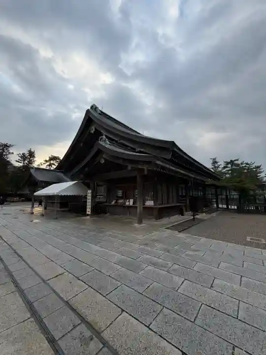 出雲大社の{uncategorized: "未分類", other: "その他", undefined: "問題あり", building: "その他建物", grave: "お墓", sacred_gate: "鳥居", guardian: "狛犬", statue: "像", buddha: "仏像", history: "歴史", nature: "自然", garden: "庭園", animal: "動物", pagoda: "塔", temizu: "手水舎", mountain_gate: "山門・神門", sanctuary: "本殿・本堂", subordinate: "末社・摂社", art: "芸術", scenery: "景色", jizo: "地蔵", ema: "絵馬", goshuin: "御朱印", omikuji: "おみくじ", items: "授与品その他", amulet: "お守り", goshuincho: "御朱印帳", eats: "食事", festival: "お祭り", votive_dance: "神楽", shichigosan: "七五三参", wedding: "結婚式", experience: "体験その他", initially: "初詣", around: "周辺", anti_infection: "感染症対策"}