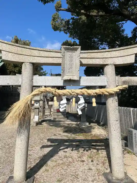 高御倉神社(亀山八幡宮境内社)の{uncategorized: "未分類", other: "その他", undefined: "問題あり", building: "その他建物", grave: "お墓", sacred_gate: "鳥居", guardian: "狛犬", statue: "像", buddha: "仏像", history: "歴史", nature: "自然", garden: "庭園", animal: "動物", pagoda: "塔", temizu: "手水舎", mountain_gate: "山門・神門", sanctuary: "本殿・本堂", subordinate: "末社・摂社", art: "芸術", scenery: "景色", jizo: "地蔵", ema: "絵馬", goshuin: "御朱印", omikuji: "おみくじ", items: "授与品その他", amulet: "お守り", goshuincho: "御朱印帳", eats: "食事", festival: "お祭り", votive_dance: "神楽", shichigosan: "七五三参", wedding: "結婚式", experience: "体験その他", initially: "初詣", around: "周辺", anti_infection: "感染症対策"}