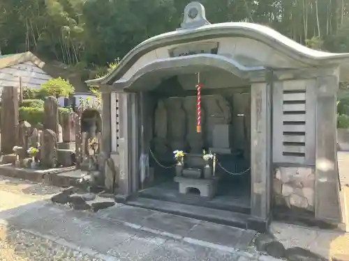 蔵田寺の{uncategorized: "未分類", other: "その他", undefined: "問題あり", building: "その他建物", grave: "お墓", sacred_gate: "鳥居", guardian: "狛犬", statue: "像", buddha: "仏像", history: "歴史", nature: "自然", garden: "庭園", animal: "動物", pagoda: "塔", temizu: "手水舎", mountain_gate: "山門・神門", sanctuary: "本殿・本堂", subordinate: "末社・摂社", art: "芸術", scenery: "景色", jizo: "地蔵", ema: "絵馬", goshuin: "御朱印", omikuji: "おみくじ", items: "授与品その他", amulet: "お守り", goshuincho: "御朱印帳", eats: "食事", festival: "お祭り", votive_dance: "神楽", shichigosan: "七五三参", wedding: "結婚式", experience: "体験その他", initially: "初詣", around: "周辺", anti_infection: "感染症対策"}