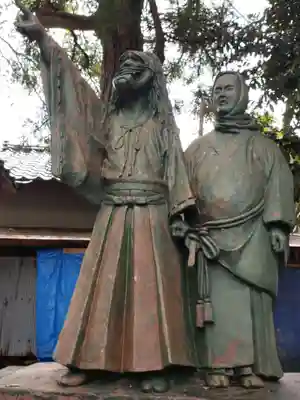 向本折白山神社の像