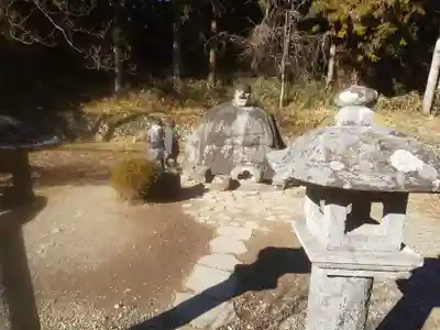 万治の石仏のその他建物