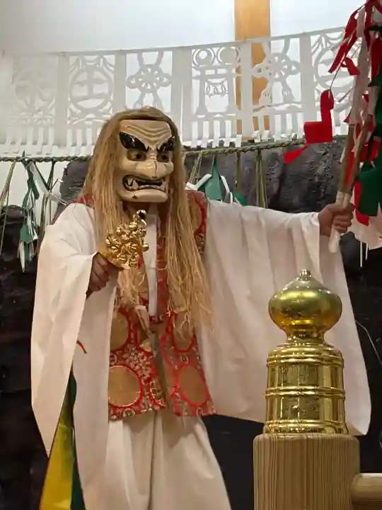 高千穂神社の{uncategorized: "未分類", other: "その他", undefined: "問題あり", building: "その他建物", grave: "お墓", sacred_gate: "鳥居", guardian: "狛犬", statue: "像", buddha: "仏像", history: "歴史", nature: "自然", garden: "庭園", animal: "動物", pagoda: "塔", temizu: "手水舎", mountain_gate: "山門・神門", sanctuary: "本殿・本堂", subordinate: "末社・摂社", art: "芸術", scenery: "景色", jizo: "地蔵", ema: "絵馬", goshuin: "御朱印", omikuji: "おみくじ", items: "授与品その他", amulet: "お守り", goshuincho: "御朱印帳", eats: "食事", festival: "お祭り", votive_dance: "神楽", shichigosan: "七五三参", wedding: "結婚式", experience: "体験その他", initially: "初詣", around: "周辺", anti_infection: "感染症対策"}