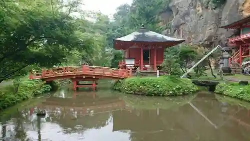 達谷西光寺の庭園