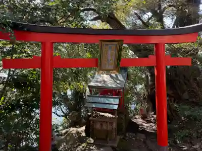 竹生島神社（都久夫須麻神社）の{uncategorized: "未分類", other: "その他", undefined: "問題あり", building: "その他建物", grave: "お墓", sacred_gate: "鳥居", guardian: "狛犬", statue: "像", buddha: "仏像", history: "歴史", nature: "自然", garden: "庭園", animal: "動物", pagoda: "塔", temizu: "手水舎", mountain_gate: "山門・神門", sanctuary: "本殿・本堂", subordinate: "末社・摂社", art: "芸術", scenery: "景色", jizo: "地蔵", ema: "絵馬", goshuin: "御朱印", omikuji: "おみくじ", items: "授与品その他", amulet: "お守り", goshuincho: "御朱印帳", eats: "食事", festival: "お祭り", votive_dance: "神楽", shichigosan: "七五三参", wedding: "結婚式", experience: "体験その他", initially: "初詣", around: "周辺", anti_infection: "感染症対策"}