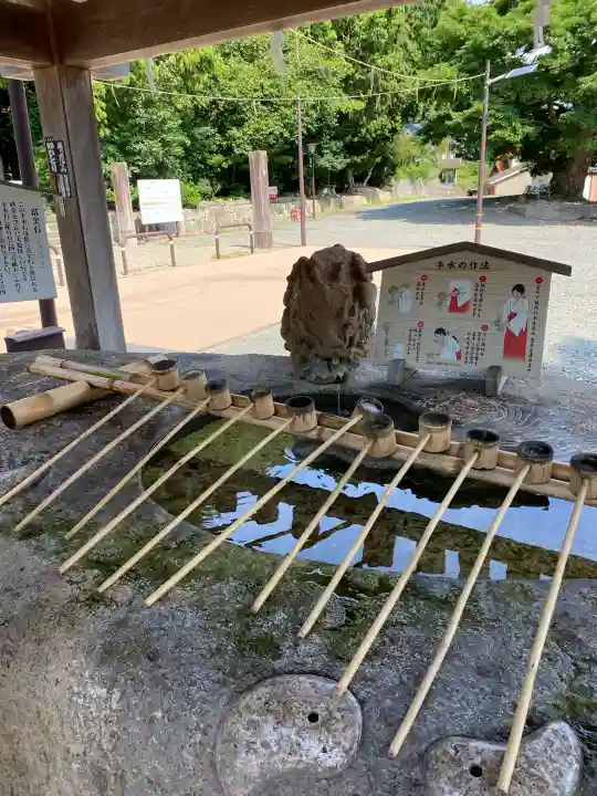石見国一宮 物部神社の{uncategorized: "未分類", other: "その他", undefined: "問題あり", building: "その他建物", grave: "お墓", sacred_gate: "鳥居", guardian: "狛犬", statue: "像", buddha: "仏像", history: "歴史", nature: "自然", garden: "庭園", animal: "動物", pagoda: "塔", temizu: "手水舎", mountain_gate: "山門・神門", sanctuary: "本殿・本堂", subordinate: "末社・摂社", art: "芸術", scenery: "景色", jizo: "地蔵", ema: "絵馬", goshuin: "御朱印", omikuji: "おみくじ", items: "授与品その他", amulet: "お守り", goshuincho: "御朱印帳", eats: "食事", festival: "お祭り", votive_dance: "神楽", shichigosan: "七五三参", wedding: "結婚式", experience: "体験その他", initially: "初詣", around: "周辺", anti_infection: "感染症対策"}