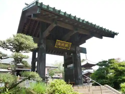 狭山山不動寺の山門