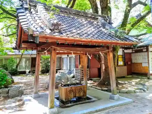 漆部神社の手水舎