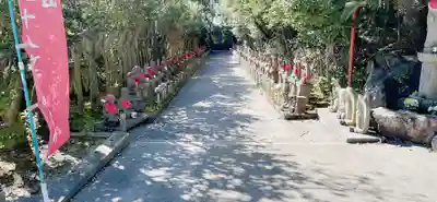 沢山のお地蔵様が並んでました。