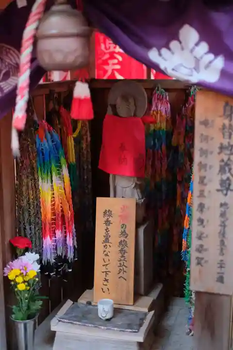 豊川稲荷東京別院の{uncategorized: "未分類", other: "その他", undefined: "問題あり", building: "その他建物", grave: "お墓", sacred_gate: "鳥居", guardian: "狛犬", statue: "像", buddha: "仏像", history: "歴史", nature: "自然", garden: "庭園", animal: "動物", pagoda: "塔", temizu: "手水舎", mountain_gate: "山門・神門", sanctuary: "本殿・本堂", subordinate: "末社・摂社", art: "芸術", scenery: "景色", jizo: "地蔵", ema: "絵馬", goshuin: "御朱印", omikuji: "おみくじ", items: "授与品その他", amulet: "お守り", goshuincho: "御朱印帳", eats: "食事", festival: "お祭り", votive_dance: "神楽", shichigosan: "七五三参", wedding: "結婚式", experience: "体験その他", initially: "初詣", around: "周辺", anti_infection: "感染症対策"}