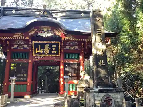 三峯神社の山門