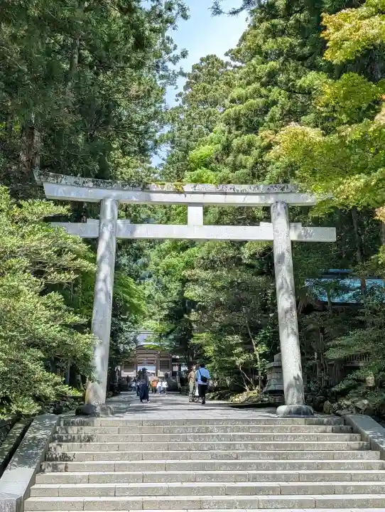 彌彦神社の{uncategorized: "未分類", other: "その他", undefined: "問題あり", building: "その他建物", grave: "お墓", sacred_gate: "鳥居", guardian: "狛犬", statue: "像", buddha: "仏像", history: "歴史", nature: "自然", garden: "庭園", animal: "動物", pagoda: "塔", temizu: "手水舎", mountain_gate: "山門・神門", sanctuary: "本殿・本堂", subordinate: "末社・摂社", art: "芸術", scenery: "景色", jizo: "地蔵", ema: "絵馬", goshuin: "御朱印", omikuji: "おみくじ", items: "授与品その他", amulet: "お守り", goshuincho: "御朱印帳", eats: "食事", festival: "お祭り", votive_dance: "神楽", shichigosan: "七五三参", wedding: "結婚式", experience: "体験その他", initially: "初詣", around: "周辺", anti_infection: "感染症対策"}