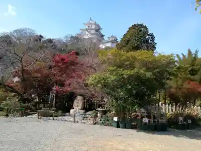 姫路神社の{uncategorized: "未分類", other: "その他", undefined: "問題あり", building: "その他建物", grave: "お墓", sacred_gate: "鳥居", guardian: "狛犬", statue: "像", buddha: "仏像", history: "歴史", nature: "自然", garden: "庭園", animal: "動物", pagoda: "塔", temizu: "手水舎", mountain_gate: "山門・神門", sanctuary: "本殿・本堂", subordinate: "末社・摂社", art: "芸術", scenery: "景色", jizo: "地蔵", ema: "絵馬", goshuin: "御朱印", omikuji: "おみくじ", items: "授与品その他", amulet: "お守り", goshuincho: "御朱印帳", eats: "食事", festival: "お祭り", votive_dance: "神楽", shichigosan: "七五三参", wedding: "結婚式", experience: "体験その他", initially: "初詣", around: "周辺", anti_infection: "感染症対策"}