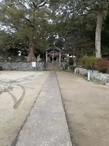 六所神社の{uncategorized: "未分類", other: "その他", undefined: "問題あり", building: "その他建物", grave: "お墓", sacred_gate: "鳥居", guardian: "狛犬", statue: "像", buddha: "仏像", history: "歴史", nature: "自然", garden: "庭園", animal: "動物", pagoda: "塔", temizu: "手水舎", mountain_gate: "山門・神門", sanctuary: "本殿・本堂", subordinate: "末社・摂社", art: "芸術", scenery: "景色", jizo: "地蔵", ema: "絵馬", goshuin: "御朱印", omikuji: "おみくじ", items: "授与品その他", amulet: "お守り", goshuincho: "御朱印帳", eats: "食事", festival: "お祭り", votive_dance: "神楽", shichigosan: "七五三参", wedding: "結婚式", experience: "体験その他", initially: "初詣", around: "周辺", anti_infection: "感染症対策"}