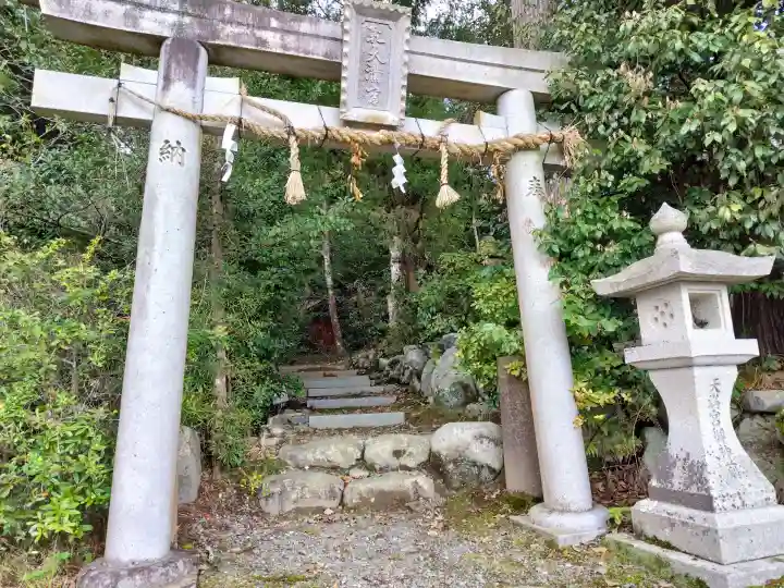 與能神社の{uncategorized: "未分類", other: "その他", undefined: "問題あり", building: "その他建物", grave: "お墓", sacred_gate: "鳥居", guardian: "狛犬", statue: "像", buddha: "仏像", history: "歴史", nature: "自然", garden: "庭園", animal: "動物", pagoda: "塔", temizu: "手水舎", mountain_gate: "山門・神門", sanctuary: "本殿・本堂", subordinate: "末社・摂社", art: "芸術", scenery: "景色", jizo: "地蔵", ema: "絵馬", goshuin: "御朱印", omikuji: "おみくじ", items: "授与品その他", amulet: "お守り", goshuincho: "御朱印帳", eats: "食事", festival: "お祭り", votive_dance: "神楽", shichigosan: "七五三参", wedding: "結婚式", experience: "体験その他", initially: "初詣", around: "周辺", anti_infection: "感染症対策"}