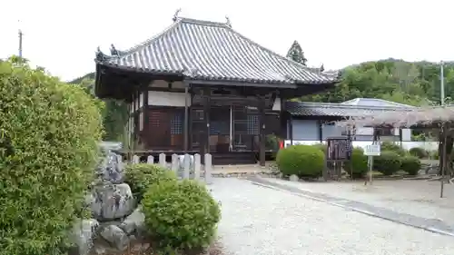 世尊寺の本殿・本堂