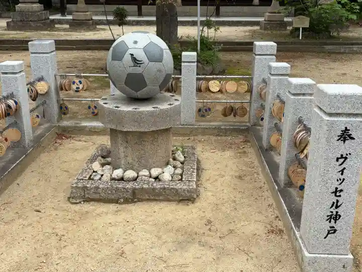 弓弦羽神社の{uncategorized: "未分類", other: "その他", undefined: "問題あり", building: "その他建物", grave: "お墓", sacred_gate: "鳥居", guardian: "狛犬", statue: "像", buddha: "仏像", history: "歴史", nature: "自然", garden: "庭園", animal: "動物", pagoda: "塔", temizu: "手水舎", mountain_gate: "山門・神門", sanctuary: "本殿・本堂", subordinate: "末社・摂社", art: "芸術", scenery: "景色", jizo: "地蔵", ema: "絵馬", goshuin: "御朱印", omikuji: "おみくじ", items: "授与品その他", amulet: "お守り", goshuincho: "御朱印帳", eats: "食事", festival: "お祭り", votive_dance: "神楽", shichigosan: "七五三参", wedding: "結婚式", experience: "体験その他", initially: "初詣", around: "周辺", anti_infection: "感染症対策"}